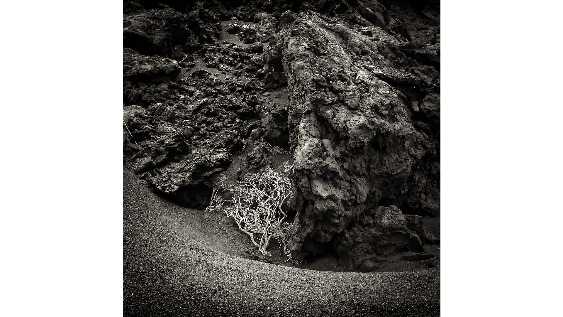 fotografía en blanco y negro parque Timanfaya